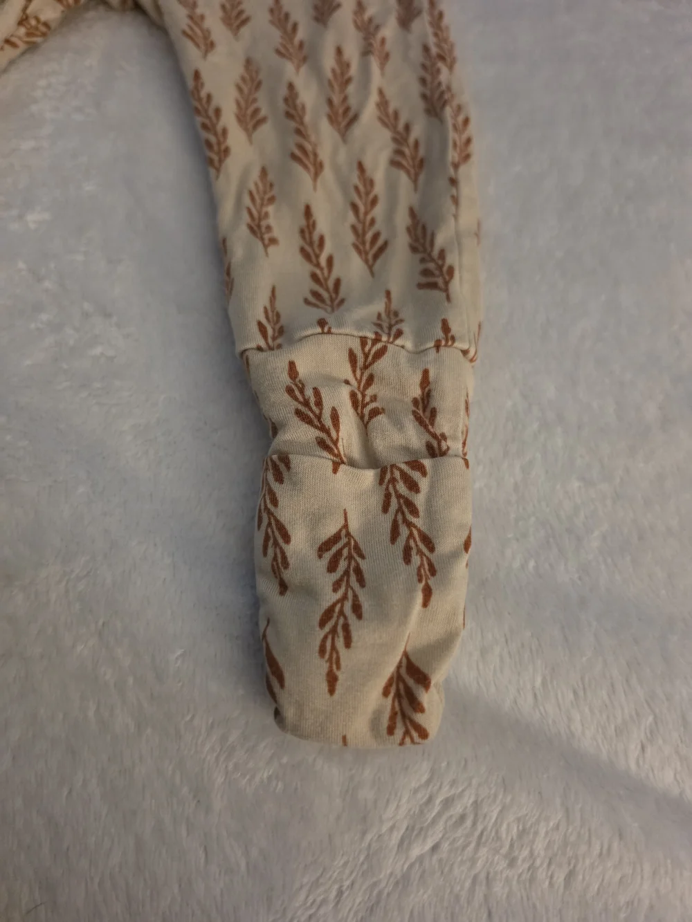 Brave Little Ones Beige Leaf-Print Bamboo Zippy 3-6m